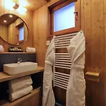 Moderne à La Tania Avec Sauna Et Parking - Fr-1-575-251 *